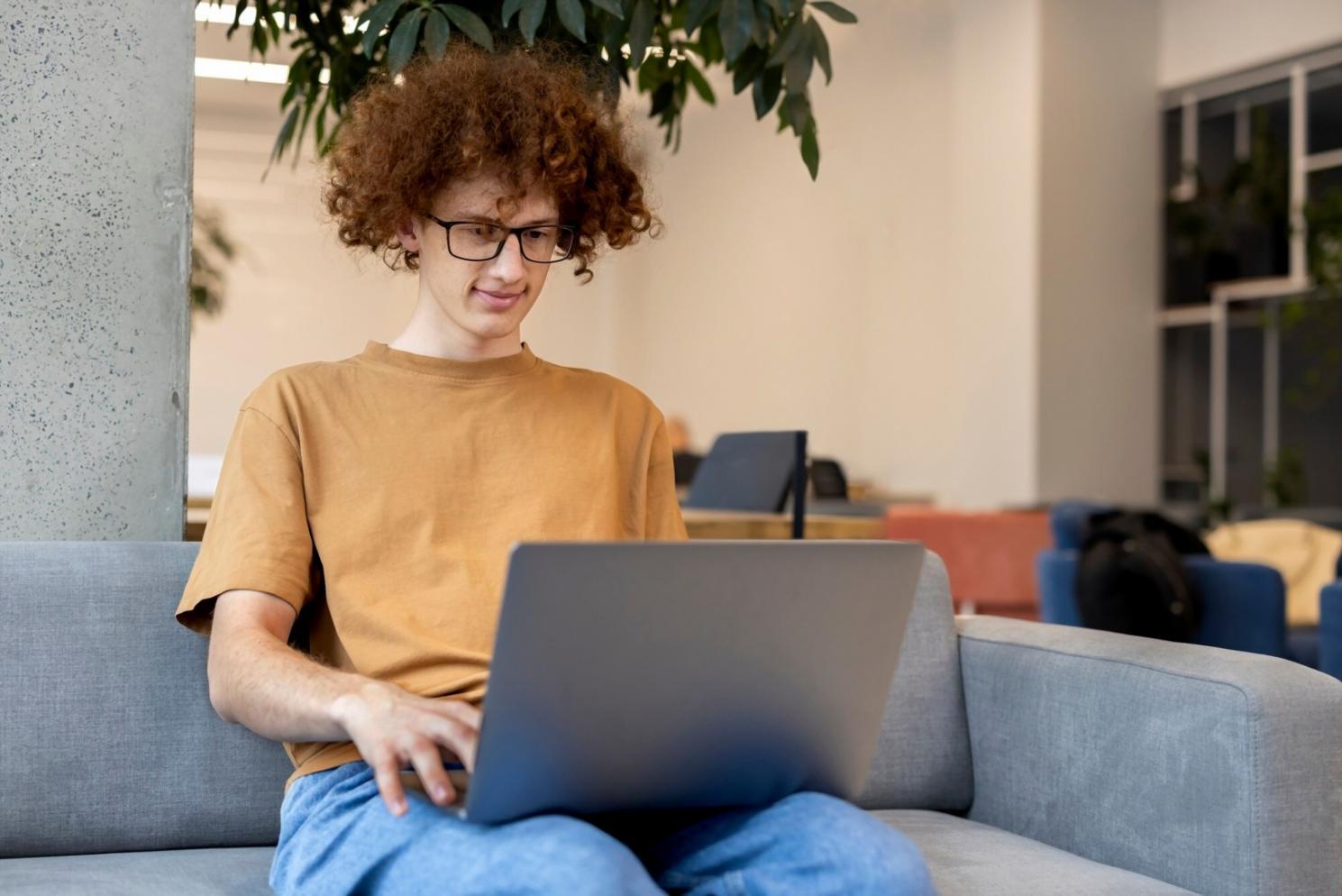 Teilnehmer beim gemeinsamen Lernen von Finanzstrategien